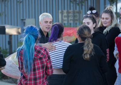 03.10 | Justin Bieber atende fãs em aeroporto em Perth, Austrália