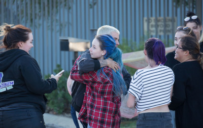 03.10 | Justin Bieber atende fãs em aeroporto em Perth, Austrália