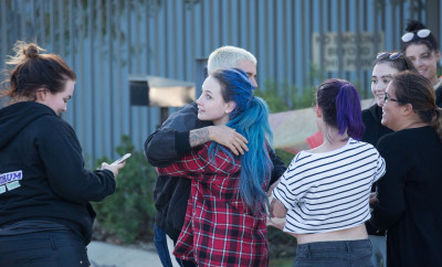 03.10 | Justin Bieber atende fãs em aeroporto em Perth, Austrália