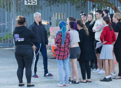 03.10 | Justin Bieber atende fãs em aeroporto em Perth, Austrália