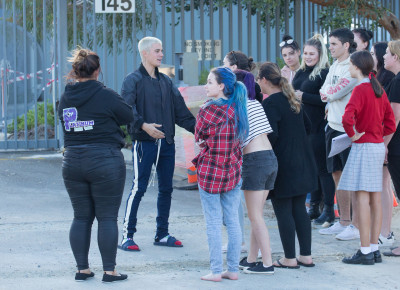 03.10 | Justin Bieber atende fãs em aeroporto em Perth, Austrália
