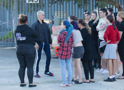 03.10 | Justin Bieber atende fãs em aeroporto em Perth, Austrália