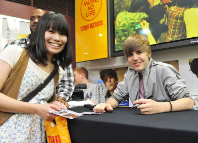 18.05 | Promovendo “My Worlds” na Tower Records Shinjuku, em Tóquio