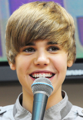 18.05 | Promovendo “My Worlds” na Tower Records Shinjuku, em Tóquio
