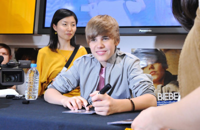 18.05 | Promovendo “My Worlds” na Tower Records Shinjuku, em Tóquio