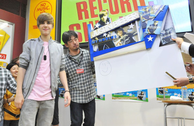18.05 | Promovendo “My Worlds” na Tower Records Shinjuku, em Tóquio