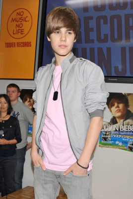 18.05 | Promovendo “My Worlds” na Tower Records Shinjuku, em Tóquio