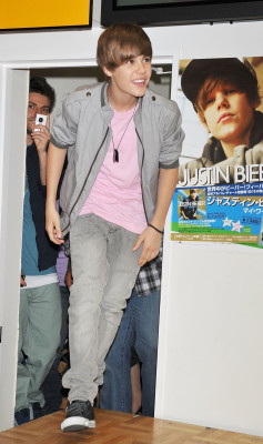18.05 | Promovendo “My Worlds” na Tower Records Shinjuku, em Tóquio