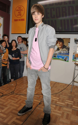 18.05 | Promovendo “My Worlds” na Tower Records Shinjuku, em Tóquio