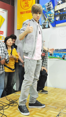 18.05 | Promovendo “My Worlds” na Tower Records Shinjuku, em Tóquio