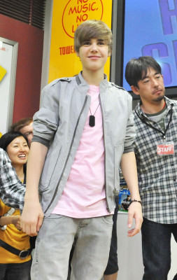 18.05 | Promovendo “My Worlds” na Tower Records Shinjuku, em Tóquio