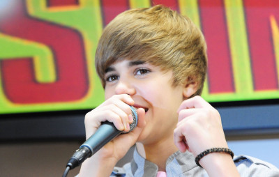 18.05 | Promovendo “My Worlds” na Tower Records Shinjuku, em Tóquio