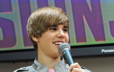 18.05 | Promovendo “My Worlds” na Tower Records Shinjuku, em Tóquio