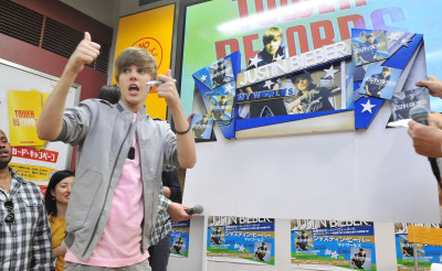 18.05 | Promovendo “My Worlds” na Tower Records Shinjuku, em Tóquio