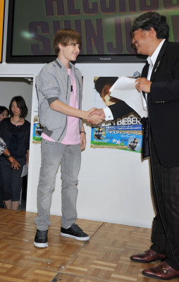 18.05 | Promovendo “My Worlds” na Tower Records Shinjuku, em Tóquio