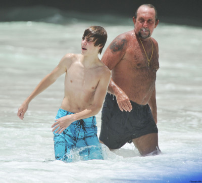19.08 | Justin Bieber e seu pai em Barbados