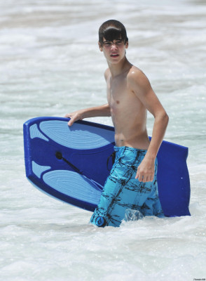 19.08 | Justin Bieber e seu pai em Barbados