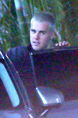 03.10 | Justin Bieber é fotografado deixando hotel em Perth, Austrália