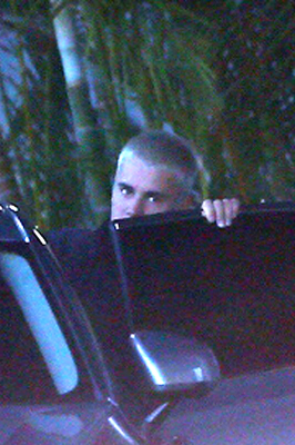 03.10 | Justin Bieber é fotografado deixando hotel em Perth, Austrália