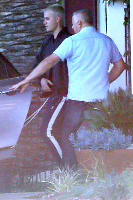03.10 | Justin Bieber é fotografado deixando hotel em Perth, Austrália