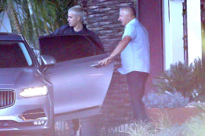 03.10 | Justin Bieber é fotografado deixando hotel em Perth, Austrália