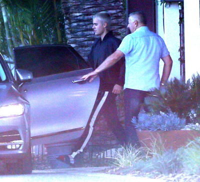 03.10 | Justin Bieber é fotografado deixando hotel em Perth, Austrália
