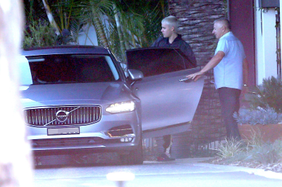 03.10 | Justin Bieber é fotografado deixando hotel em Perth, Austrália