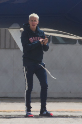 03.10 | Justin Bieber desembarca em aeroporto em Melbourne, Austrália