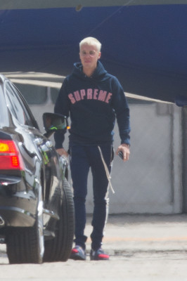 03.10 | Justin Bieber desembarca em aeroporto em Melbourne, Austrália