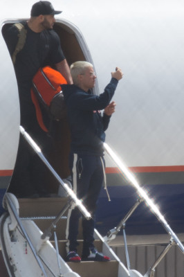 03.10 | Justin Bieber desembarca em aeroporto em Melbourne, Austrália