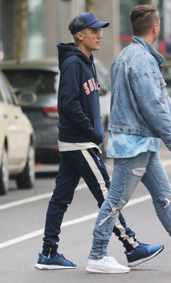 03.11 | Justin Bieber é fotografado em Melbourne, na Austrália