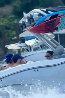 06.07 | Passeio de lancha com Hailey Bieber, Kendall Jenner e Jacob Elordi