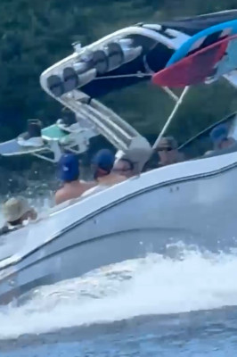 06.07 | Passeio de lancha com Hailey Bieber, Kendall Jenner e Jacob Elordi