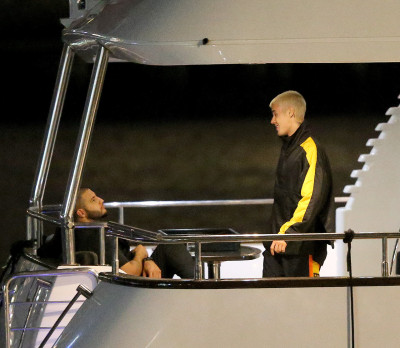 03.11 | Justin Bieber é fotografado em um iate em Melbourne, na Austrália
