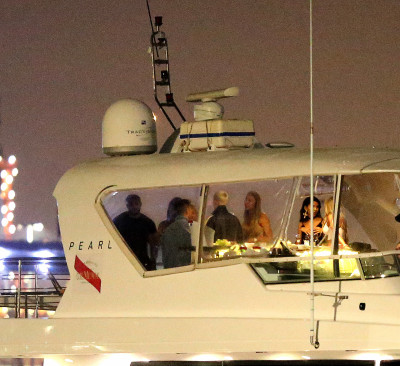 03.11 | Justin Bieber é fotografado em um iate em Melbourne, na Austrália