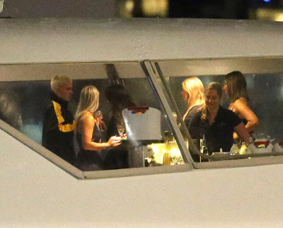 03.11 | Justin Bieber é fotografado em um iate em Melbourne, na Austrália