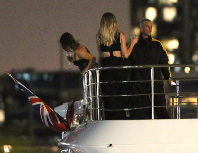 03.11 | Justin Bieber é fotografado em um iate em Melbourne, na Austrália