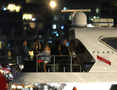 03.11 | Justin Bieber é fotografado em um iate em Melbourne, na Austrália