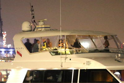 03.11 | Justin Bieber é fotografado em um iate em Melbourne, na Austrália