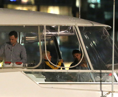 03.11 | Justin Bieber é fotografado em um iate em Melbourne, na Austrália