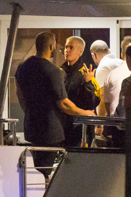 03.11 | Justin Bieber é fotografado em um iate em Melbourne, na Austrália
