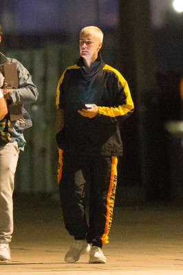 03.11 | Justin Bieber é fotografado em um iate em Melbourne, na Austrália