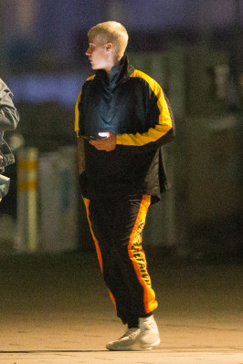 03.11 | Justin Bieber é fotografado em um iate em Melbourne, na Austrália