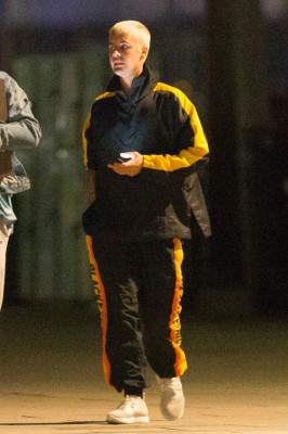 03.11 | Justin Bieber é fotografado em um iate em Melbourne, na Austrália