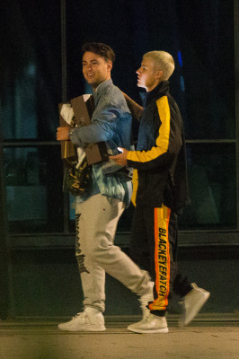 03.11 | Justin Bieber é fotografado em um iate em Melbourne, na Austrália