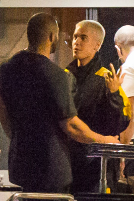 03.11 | Justin Bieber é fotografado em um iate em Melbourne, na Austrália