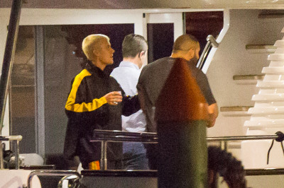03.11 | Justin Bieber é fotografado em um iate em Melbourne, na Austrália