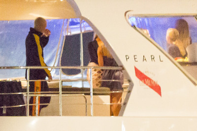 03.11 | Justin Bieber é fotografado em um iate em Melbourne, na Austrália