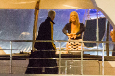 03.11 | Justin Bieber é fotografado em um iate em Melbourne, na Austrália