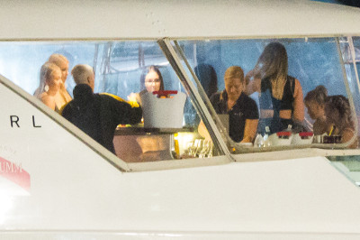 03.11 | Justin Bieber é fotografado em um iate em Melbourne, na Austrália